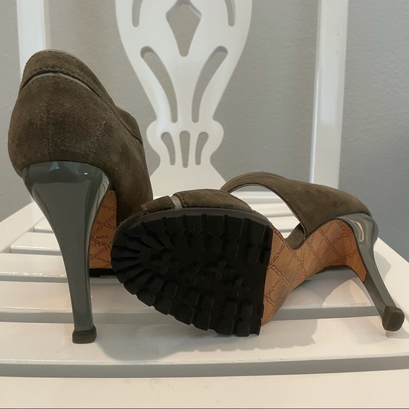 L.A.M.B high Heels grey Leather Size 7.5 on shoe but was too big. - Picture 6 of 7